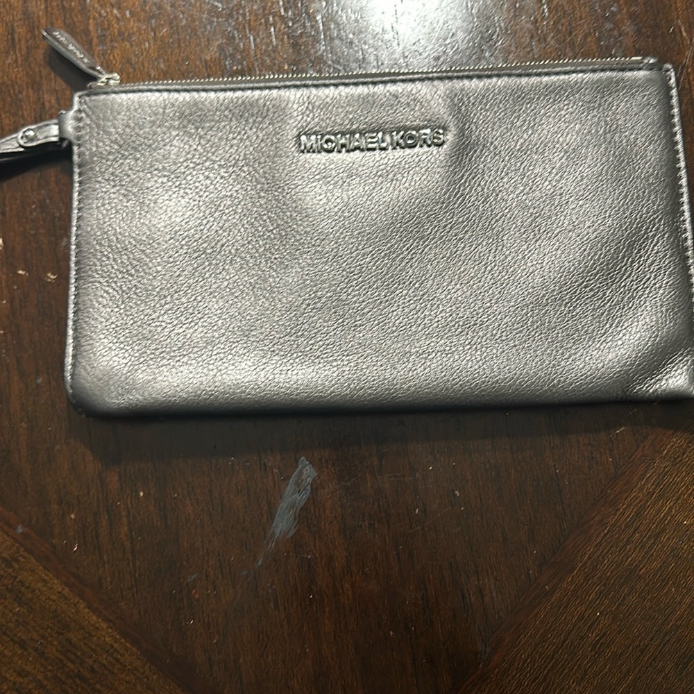 Micheal kors wristlet metallic